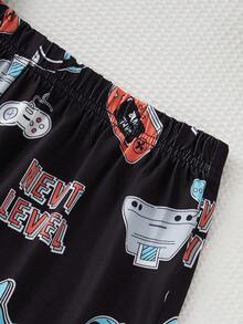 2 Stücke Herrenshirt mit einfachem grafischem Buchstabenaufdruck und Gaming-Themen-Shorts Set, lässiger Freizeitanzug - Schwarz - Übersicht 4