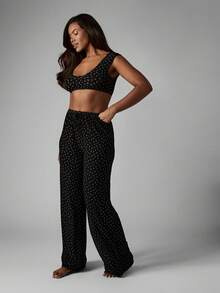 MISSGUIDED Ensemble pyjama ample à jambes larges avec motif floral mignon et doux. Haut court à encolure dégagée et manches courtes, avec pantalon à taille élastique. Tenue de détente et de nuit confortable. - Noir - Voir 5