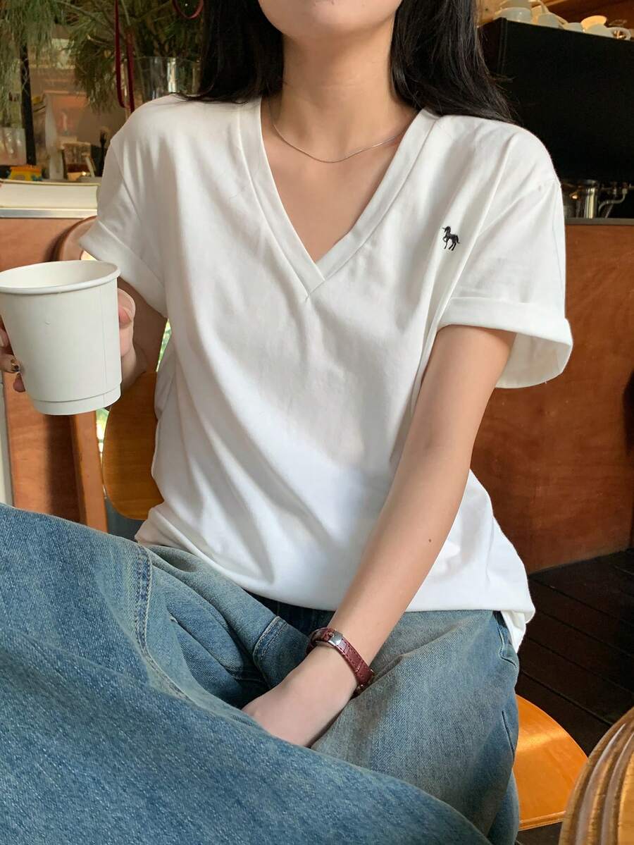 DAZY Damen V-Ausschnitt Lässig Minimalist besticktes Kurzarm T-Shirt Sommer Preppy Tops