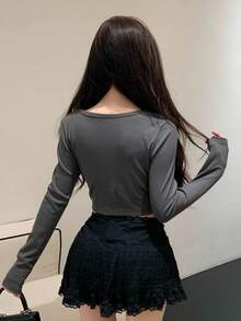 DAZY 撞色蕾丝纽扣前短款 T 恤外出上衣，秋季服装长袖女式上衣