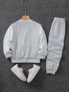 SHEIN Explorewe Bộ 2 món cho bé trai - Áo len dệt kim màu đen có tay áo màu trắng và in chữ "A" ở phía trước, kết hợp với quần nỉ in họa tiết phù hợp. Cổ áo, tay áo và gấu áo có gân tạo sự thoải mái. Thường ngày, thể thao, phù hợp mặc hàng ngày vào mùa xuân/thu, đi học, du lịch - Nhiều màu - Xem 2