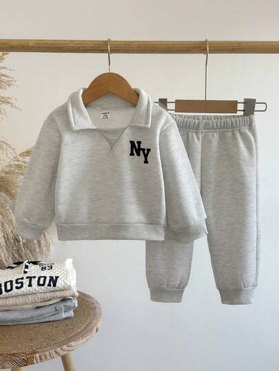 SHEIN Playful Pals 1 套幼儿字母印花 Polo 领运动衫和运动裤套装，秋冬