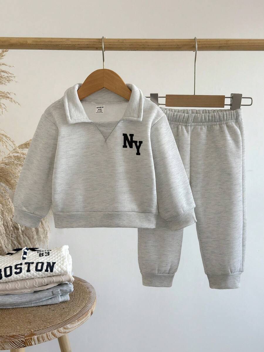 SHEIN Playful Pals 1 套幼儿字母印花 Polo 领运动衫和运动裤套装，秋冬 - 米色 - 查看 1