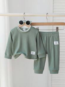 SHEIN Playful Pals Bộ đồ 2 món cho bé trai sơ sinh/trẻ nhỏ: áo dài tay cổ tròn phối màu và quần dài cùng màu, thích hợp cho dã ngoại, mặc thường ngày, thể thao và tiệc tùng. Bộ đồ màu xanh lá nhạt cho bé trai, quần áo màu nâu mocha cho bé trai, bộ đồ thể thao màu xanh lá cây, bộ đồ màu xanh lá cây cho bé trai, bộ đồ sơ sinh cho bé trai, bộ quần áo cho bé trai, bộ đồ mùa thu đông. - màu xanh lá - Xem 1