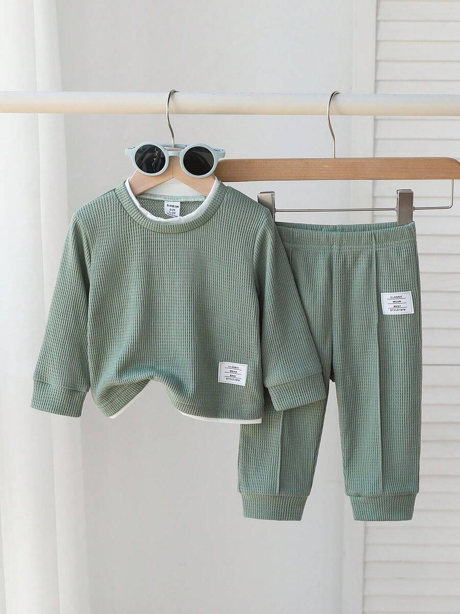SHEIN Playful Pals Bộ đồ 2 món cho bé trai sơ sinh/trẻ nhỏ: áo dài tay cổ tròn phối màu và quần dài cùng màu, thích hợp cho dã ngoại, mặc thường ngày, thể thao và tiệc tùng. Bộ đồ màu xanh lá nhạt cho bé trai, quần áo màu nâu mocha cho bé trai, bộ đồ thể thao màu xanh lá cây, bộ đồ màu xanh lá cây cho bé trai, bộ đồ sơ sinh cho bé trai, bộ quần áo cho bé trai, bộ đồ mùa thu đông. - màu xanh lá - Xem 1