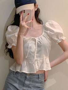 DAZY Frauen Bluse mit gerüschtem Kragen, gerüschtem Saum und taillierter Taille, Kurzarm