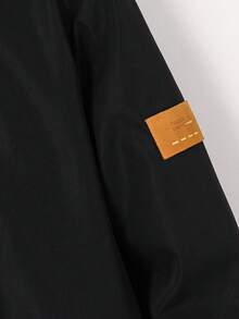 SHEIN Áo khoác dáng lửng có mũ, màu đen, dành cho bé trai tuổi teen, kiểu dáng thể thao thường ngày, có dải lông trang trí, lớp lót lông dày dặn. Thích hợp cho trẻ em đi học, dự tiệc sinh nhật, tiệc tối, biểu diễn, lễ khai mạc, mặc hàng ngày, đi học, chơi thể thao, thích hợp cho mùa thu và mùa đông. - màu đen - Xem 4