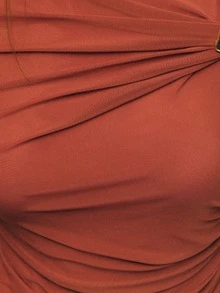 Nöista 砖红色不对称连衣裙，温暖复古色调，轻盈垂坠面料，褶皱设计，肩部金属环点缀。修身剪裁，不对称剪裁，展现曼妙身姿，百搭百搭，适合城市通勤、正式场合以及秋冬季外出。 - 咖啡棕 - 查看 6