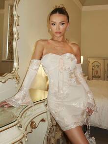 Glamine Charm 花卉刺绣抹胸迷你修身性感优雅连衣裙，搭配长喇叭袖，适合女士生日装扮、性感米色连衣裙、性感辣妹装、沙滩狂欢夜装、派对女士连衣裙、圣诞节装、万圣节装、鸡尾酒会礼服。 - 杏色 - 查看 4