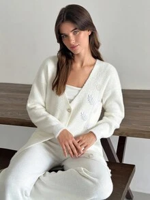 EURMUSE Cardigan femme à boutons devant avec détail de poche, fleur brodée en laine poilue de couleur unie - Blanc - Voir 7