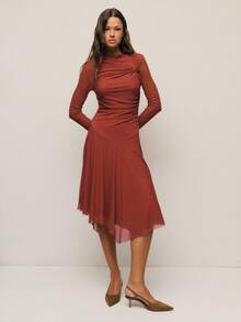 Nöista 砖红色不对称连衣裙，温暖复古色调，轻盈垂坠面料，褶皱设计，肩部金属环点缀。修身剪裁，不对称剪裁，展现曼妙身姿，百搭百搭，适合城市通勤、正式场合以及秋冬季外出。 - 咖啡棕 - 查看 7