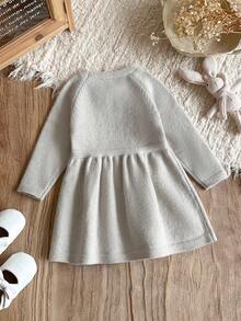 SHEIN Vestido de Tricô para Bebê Menina, Gola Redonda, Manga Raglan, Texturizado, Cintura Elástica, Macio e Elástico, Adequado para Casa, Brincadeiras ao Ar Livre, Outono/Inverno, Cinza Rato - Bege - Visão 4