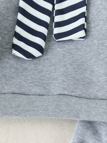 SHEIN Playful Pals 男婴三件套刺绣图案圆领保暖卫衣和条纹披肩领长裤套装，秋冬季婴儿休闲套装，婴儿秋季服装，婴儿运动服，婴儿冬季服装，婴儿运动服，男婴服装，男婴套装，男婴秋季服装，男童秋季套装 - 灰色 - 查看 7