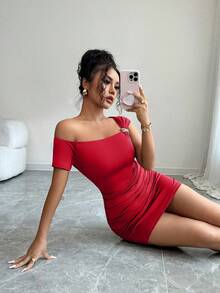 INAWLY 女士优雅性感不对称领口金属扣褶皱迷你连衣裙，适合度假、约会和通勤 - 紅色 - 查看 4