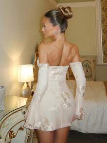 Glamine Charm 花卉刺绣抹胸迷你修身性感优雅连衣裙，搭配长喇叭袖，适合女士生日装扮、性感米色连衣裙、性感辣妹装、沙滩狂欢夜装、派对女士连衣裙、圣诞节装、万圣节装、鸡尾酒会礼服。 - 杏色 - 查看 2