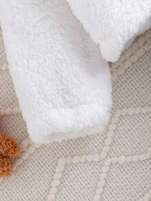 SHEIN 2 Stücke Baby Mädchen Herbst/Winter Mode süßer Streetstyle weiße flauschige Rundhals Langarmbluse mit Panda Abzeichen Dekor, kombiniert mit bedruckter schwarzer Bär Fellhose Set, geeignet für Zuhause Fotoshootings und Schule