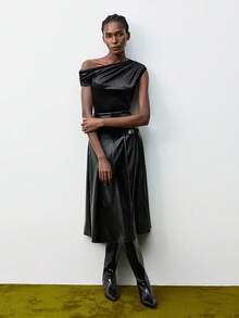 Maija Blusa de mujer de diseño asimétrico con hombro fruncido en terciopelo negro, nueva colección Otoño/Invierno 2025. Adecuada para uso elegante y romántico en el trabajo, eventos sociales, fiestas, aeropuerto y uso diario.