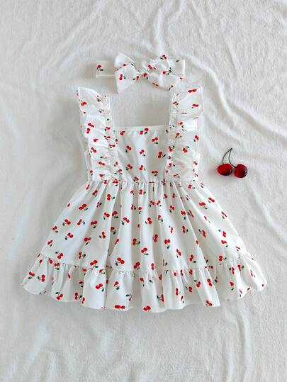 SHEIN Vintaside Kids 这款露背连衣裙采用粉白格纹设计，搭配可爱的草莓印花，清新自然。裙身肩部饰有荷叶边，完美诠释夏日时尚优雅活泼可爱的气息。A字版型，采用轻盈透气的面料，适合节日派对、一周年婚礼、景点拍照等场合穿着。