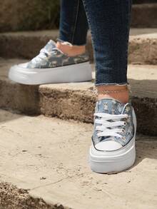 Elegantes, con plataforma. Estos tenis son ideales para ocasiones casuales, encuentros informales o paseos donde se busca una apariencia pulida y moderna - Azul - Ver 2