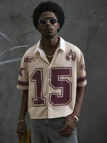 Manfinity Roghcode 男士休闲运动纽扣数字印花短袖短款衬衫 男士短款针织上衣 - 卡其色 - 查看 4