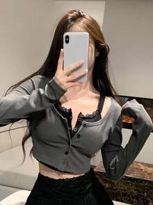 DAZY 撞色蕾丝纽扣前短款 T 恤外出上衣，秋季服装长袖女式上衣