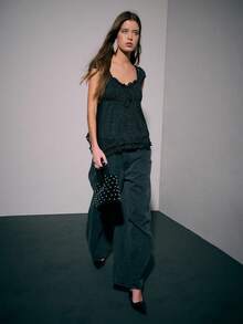 Nöista 精致的蕾丝纹理和短袖是这款黑色紧身胸衣式衬衫的特色。这款优雅的女式衬衫采用褶皱紧身胸衣，胸部配有精致的领带，为经典休闲上衣增添了浪漫气息。 - 黑色 - 查看 6