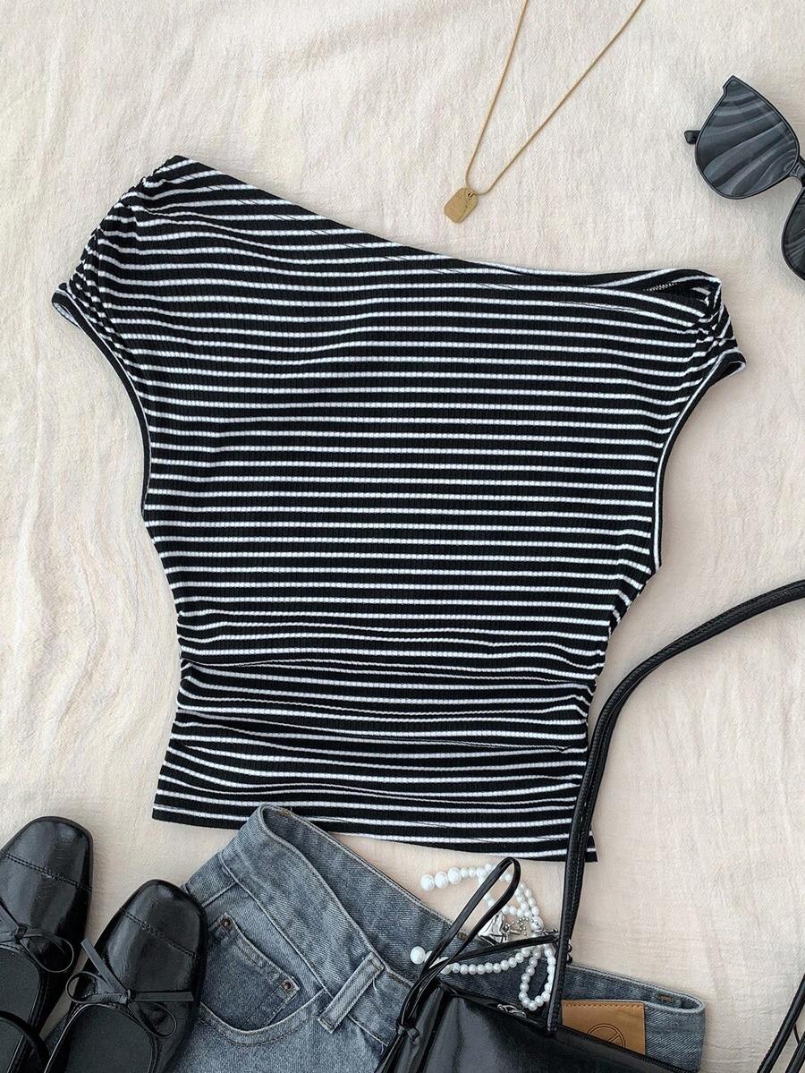 SHEIN 少女白色针织休闲简约波尔卡圆点印花不对称褶皱短款上衣，适合春夏季休闲个性造型日常穿着 - 黑與白 - 查看 1