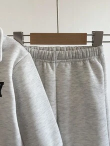 SHEIN Playful Pals 1 套幼儿字母印花 Polo 领运动衫和运动裤套装，秋冬 - 米色 - 查看 6