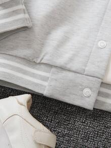 SHEIN Explorewe Bộ 2 món cho bé trai - Áo len dệt kim màu đen có tay áo màu trắng và in chữ "A" ở phía trước, kết hợp với quần nỉ in họa tiết phù hợp. Cổ áo, tay áo và gấu áo có gân tạo sự thoải mái. Thường ngày, thể thao, phù hợp mặc hàng ngày vào mùa xuân/thu, đi học, du lịch - Nhiều màu - Xem 5