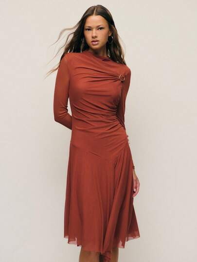 Nöista 砖红色不对称连衣裙，温暖复古色调，轻盈垂坠面料，褶皱设计，肩部金属环点缀。修身剪裁，不对称剪裁，展现曼妙身姿，百搭百搭，适合城市通勤、正式场合以及秋冬季外出。