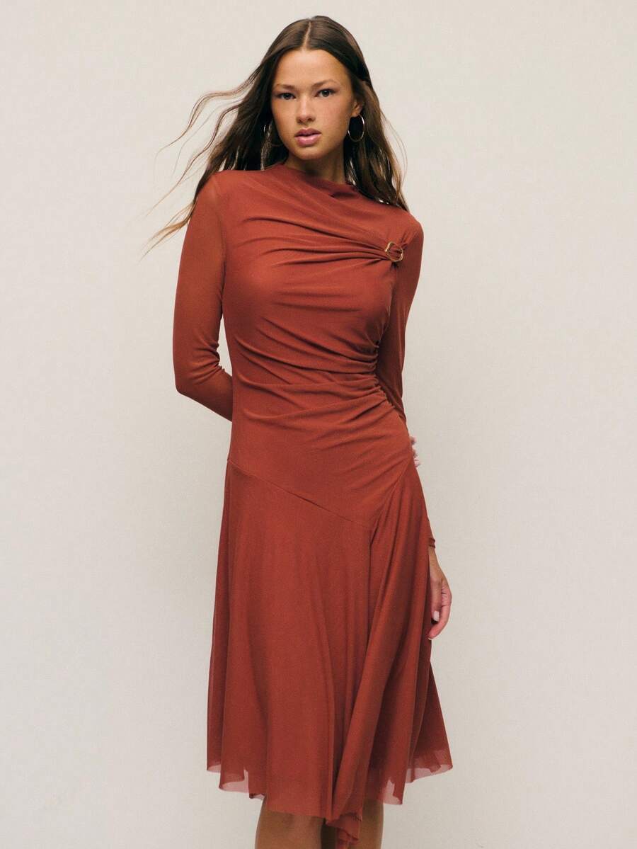 Nöista 砖红色不对称连衣裙，温暖复古色调，轻盈垂坠面料，褶皱设计，肩部金属环点缀。修身剪裁，不对称剪裁，展现曼妙身姿，百搭百搭，适合城市通勤、正式场合以及秋冬季外出。 - 咖啡棕 - 查看 1