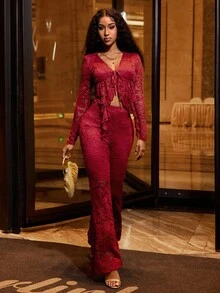 Lureya Top à manches longues en dentelle bordeaux sexy pour femmes avec col volant et pantalon évasé ajusté. Ensemble sexy deux pièces moulant pour l'automne/hiver