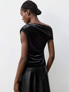 Maija Blusa de mujer de diseño asimétrico con hombro fruncido en terciopelo negro, nueva colección Otoño/Invierno 2025. Adecuada para uso elegante y romántico en el trabajo, eventos sociales, fiestas, aeropuerto y uso diario.