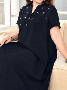 SHEIN Lacomfia 大码女式V领刺绣宽松休闲短袖衬衫裙 - 藏蓝色 - 查看 1