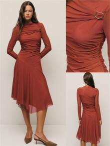 Nöista 砖红色不对称连衣裙，温暖复古色调，轻盈垂坠面料，褶皱设计，肩部金属环点缀。修身剪裁，不对称剪裁，展现曼妙身姿，百搭百搭，适合城市通勤、正式场合以及秋冬季外出。 - 咖啡棕 - 查看 4