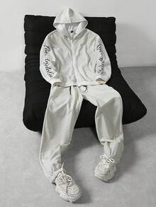 Manfinity Roghcode 男士字母刺绣连帽衫和裤子套装，休闲运动学院风男士运动服男士套装男士慢跑套装男士运动服套装丝绸套装慢跑套装套装运动服套装运动套装男士套装男士丝绸套装，秋季服装 - 杏色 - 查看 4