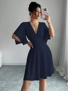 Elenzga 全新 V 领褶饰胸围荷叶边袖腰部收紧优雅女士迷你连衣裙，修身显瘦 - 藏蓝色 - 查看 6
