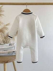 SHEIN 1 件幼儿菱形格和字母印花 Polo 领长袖连体裤，百搭秋冬 - 藍白色 - 查看 2