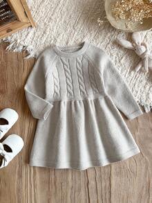 SHEIN Vestido de Tricô para Bebê Menina, Gola Redonda, Manga Raglan, Texturizado, Cintura Elástica, Macio e Elástico, Adequado para Casa, Brincadeiras ao Ar Livre, Outono/Inverno, Cinza Rato - Bege - Visão 1