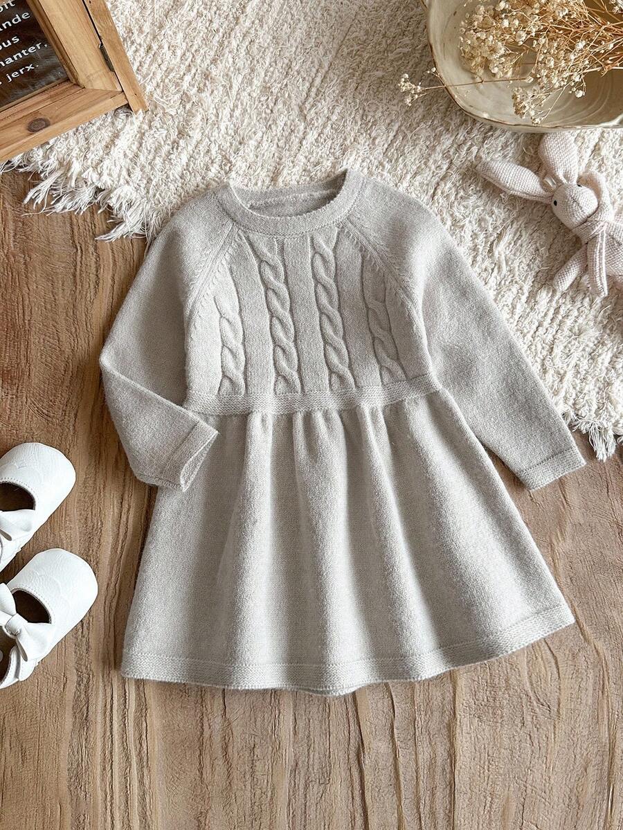 SHEIN Vestido de Tricô para Bebê Menina, Gola Redonda, Manga Raglan, Texturizado, Cintura Elástica, Macio e Elástico, Adequado para Casa, Brincadeiras ao Ar Livre, Outono/Inverno, Cinza Rato - Bege - Visão 1