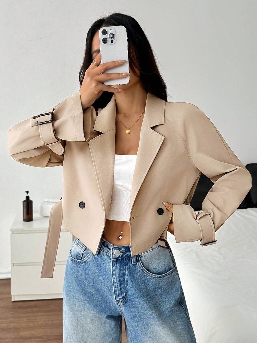 SHEIN PETITE 女士卡其色短款休闲宽松风衣，配腰带，秋季外套，秋装，适合度假、返校、冬季、感恩节等各种场合，休闲百搭。这款短款风衣休闲舒适，质感十足，是升级版，适合温暖的秋冬季节穿着。 - 卡其色 - 查看 1