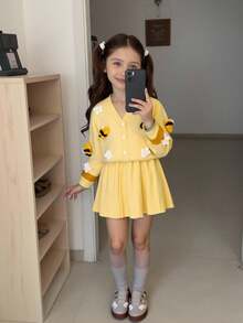 SHEIN Playful Pals Young Girl Casual, Fashionable And Cute Yellow Cardigan With Flowers And Bees And Knitted Pleated Skirt Two-Pieces Set, Soft And Comfortable, Suitable For Daily Scenes, Scenes, Travel Scenes - Yellow - View 7