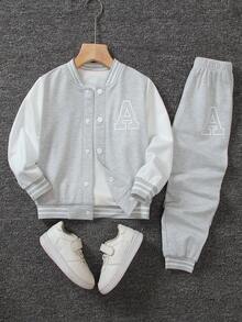SHEIN Explorewe Bộ 2 món cho bé trai - Áo len dệt kim màu đen có tay áo màu trắng và in chữ "A" ở phía trước, kết hợp với quần nỉ in họa tiết phù hợp. Cổ áo, tay áo và gấu áo có gân tạo sự thoải mái. Thường ngày, thể thao, phù hợp mặc hàng ngày vào mùa xuân/thu, đi học, du lịch - Nhiều màu - Xem 7