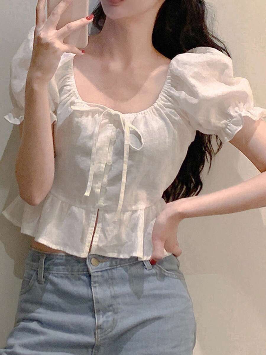 DAZY Frauen Bluse mit gerüschtem Kragen, gerüschtem Saum und taillierter Taille, Kurzarm