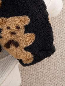 SHEIN 2 Stücke Baby Mädchen Herbst/Winter Mode süßer Streetstyle weiße flauschige Rundhals Langarmbluse mit Panda Abzeichen Dekor, kombiniert mit bedruckter schwarzer Bär Fellhose Set, geeignet für Zuhause Fotoshootings und Schule