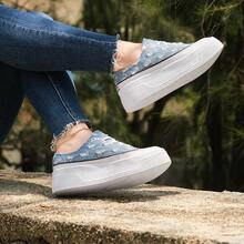 Elegantes, con plataforma. Estos tenis son ideales para ocasiones casuales, encuentros informales o paseos donde se busca una apariencia pulida y moderna - Azul - Ver 4