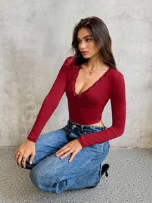SHEIN Unity 女式性感纯色蕾丝拼布修身短款上衣 T 恤，秋季 - 酒紅色 - 查看 5