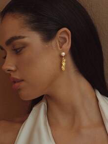 Opalesca 1 对珍珠/珍珠母，纹理，金属/金属饰面，不对称吊坠耳环，适合工作、休闲、优雅、可爱、婚礼、性感、度假、派对、Y2K/妈妈/女士/女孩、秋季/冬季、节日、假日、度假、老钱、万圣节 - 金色 - 查看 1