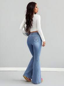 SHEIN Girlism 千禧少女休闲浅色水洗优雅刺绣喇叭牛仔裤，饰有蝴蝶结设计，秋冬返校季牛仔裤，街头复古风，舒适百搭，适合13-16岁女孩，适合上学、居家和旅行，刺绣牛仔裤 - 中等水洗藍 - 查看 4