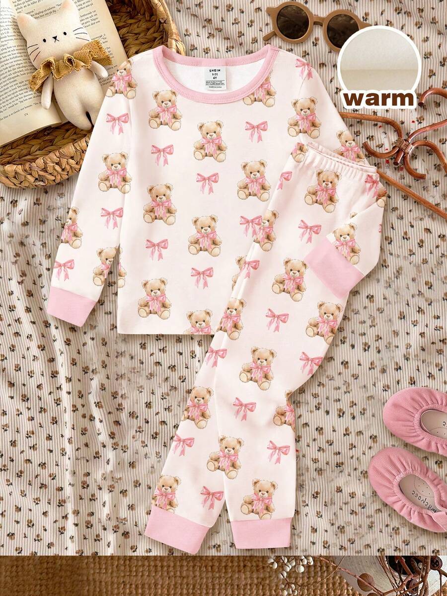 SHEIN Bộ đồ ngủ cho bé gái màu trắng kem và hồng kem, họa tiết gấu và nơ dễ thương trong truyện cổ tích rừng xanh, mang không khí Giáng sinh, mùa ấm áp, gồm áo thun dài tay cổ tròn và quần legging mềm mại, lót giữ nhiệt, thoải mái, phù hợp cho mùa thu/đông, ôm sát. - Nhiều màu - Xem 1